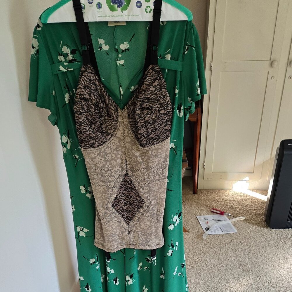 Pretty Green Midi-Dress, Retro 40's styling, Size 18 (fits a size 16) - Picture 14 of 14